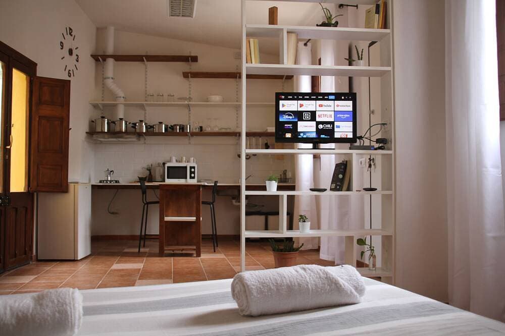 Foto 3 von 19: Cozy studio with a private sky-lit courtyard, near transport and local amenities