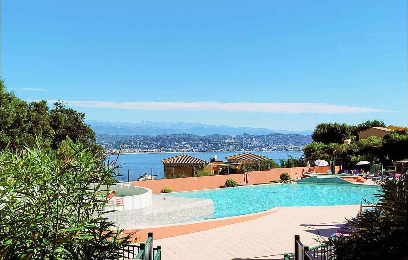 Foto 10 von 20: Ferienwohnung mit Meerblick, Pool und Terrasse, in der Nähe der Plage du Château