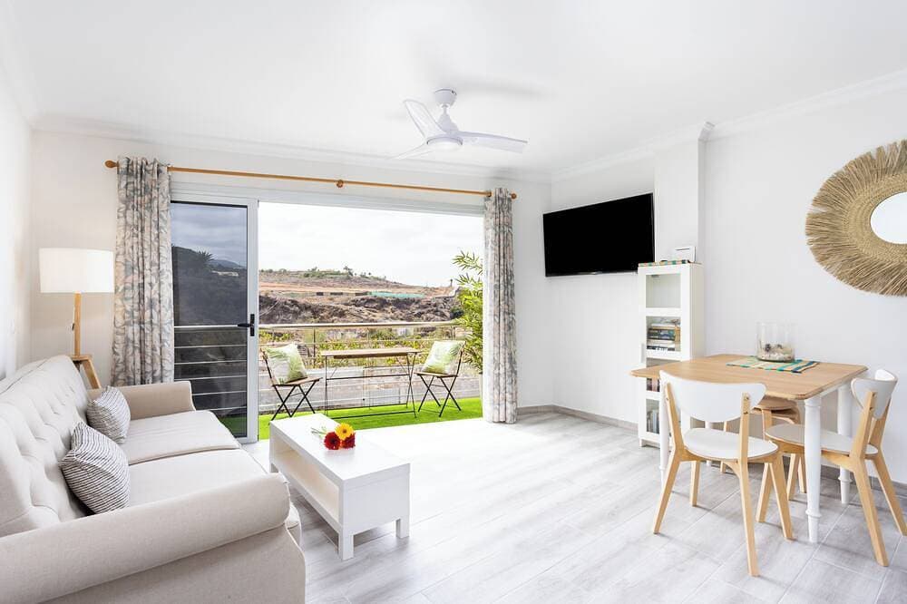 Stunning Beachfront Getaway, Your Perfect Retreat, Wifi, Garage, Sunset !!! 1