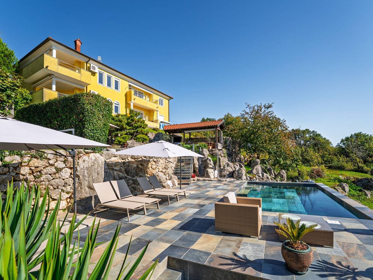 Kastav 7 km von Opatija: Dreifamilienhaus Kvarner house 1