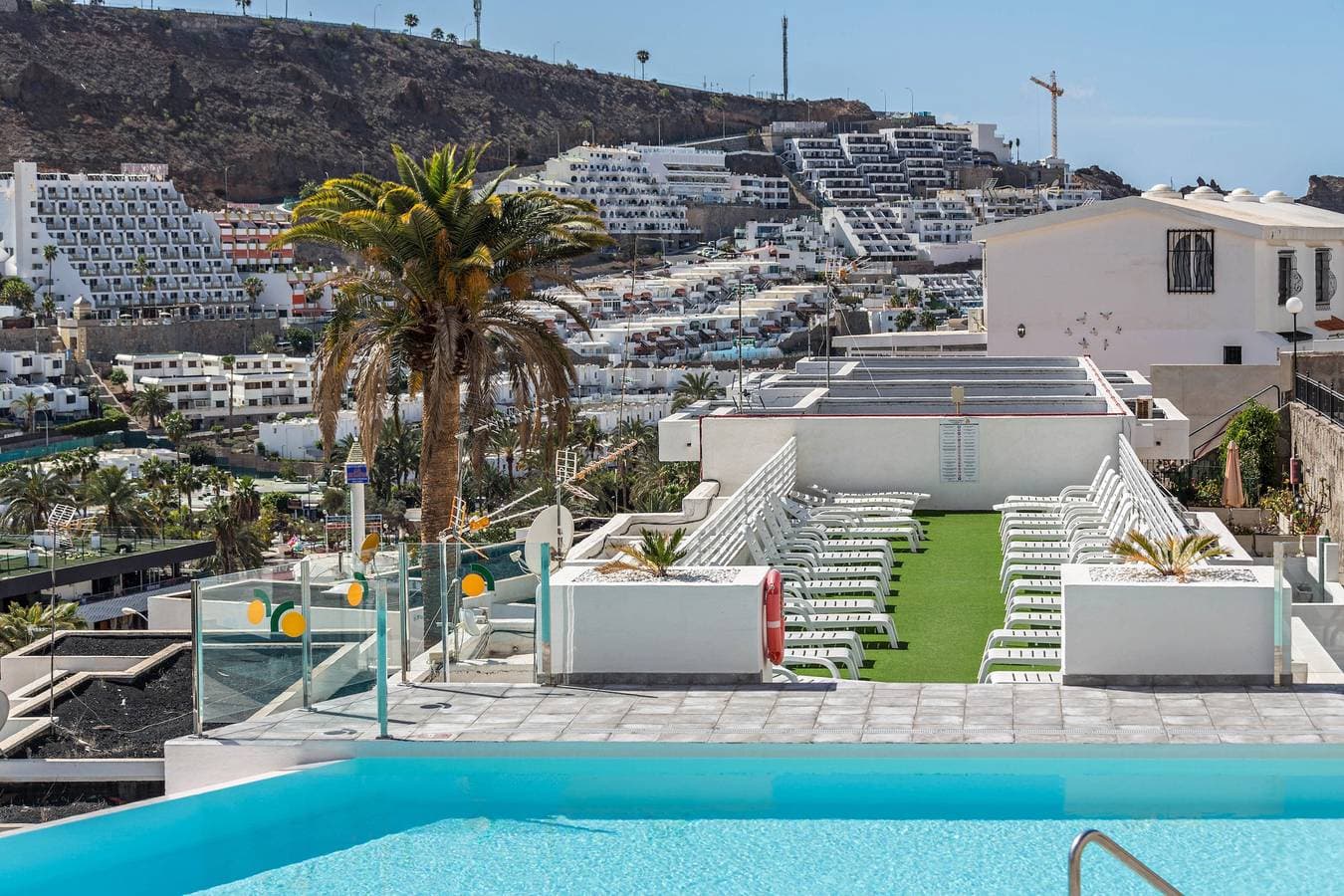 Foto 5 von 22: „Apartamento Cumana 2 – Poolblick“ mit Bergblick, Terrasse, Gemeinschaftspool und WLAN