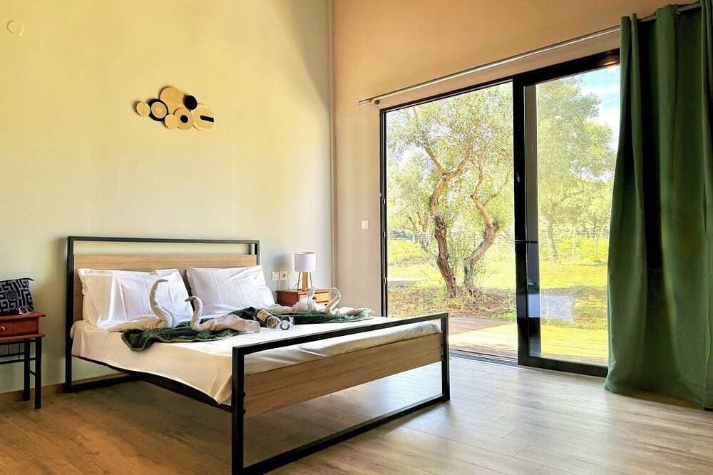 Foto 2 von 21: Minimalist  home with common pool