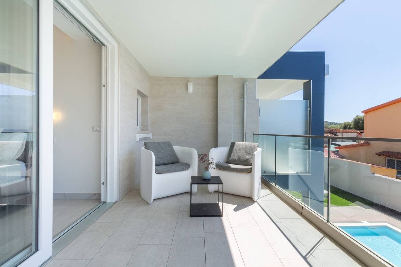 Foto 4 von 13: Apartment "Residence Meridian Unità 7" in Strandnähe mit Bergblick, Pool, A/C, WLAN und Balkon