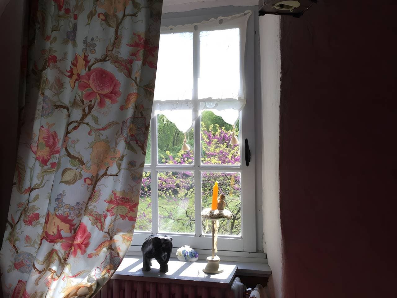 Foto 10 von 25: Zimmer Darjeeling in Les Ormeaux: Seeblick, Gemeinschaftsterrasse & WLAN