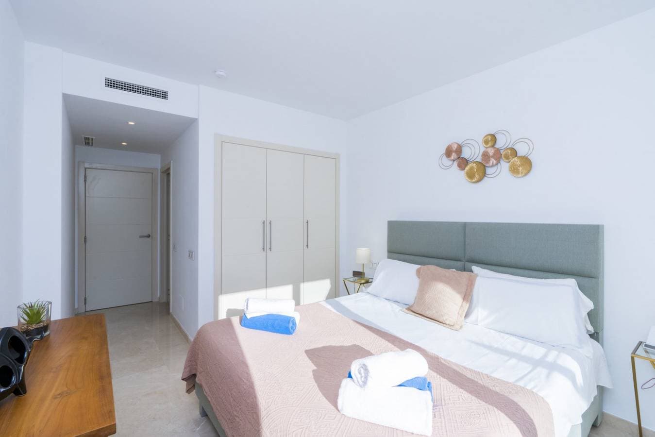 Foto 12 von 42: Stylish 2-Bed Apartment | Alcazaba Lagoon