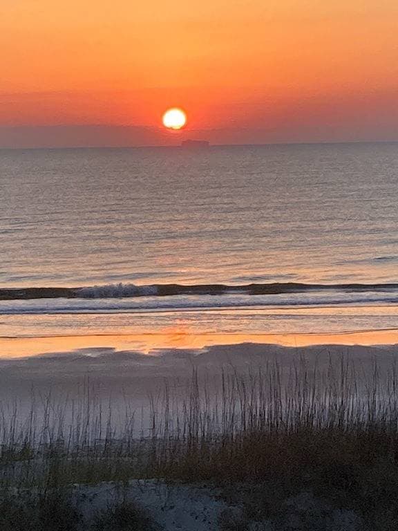 Foto 2 von 43: Cozy & Cheerful Oceanfront 2-bedroom condo w/ pool