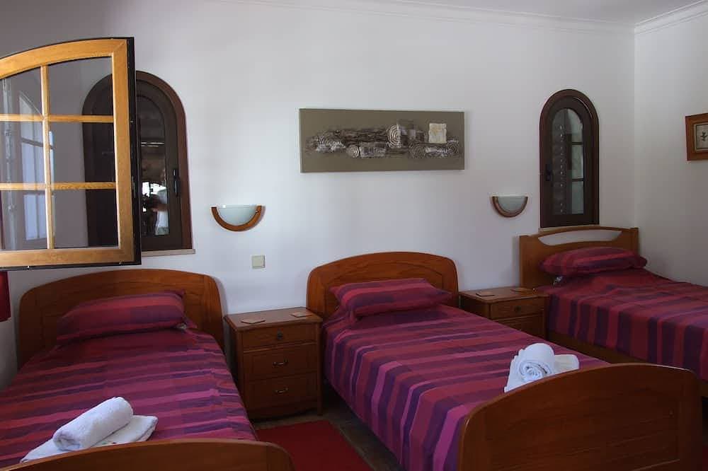 Foto 3 von 21: Komplett Zugelassene, Registrierte Vila, Klimatisiert mit Eigenem, Beheiztem Pool, Ruhige Lage
