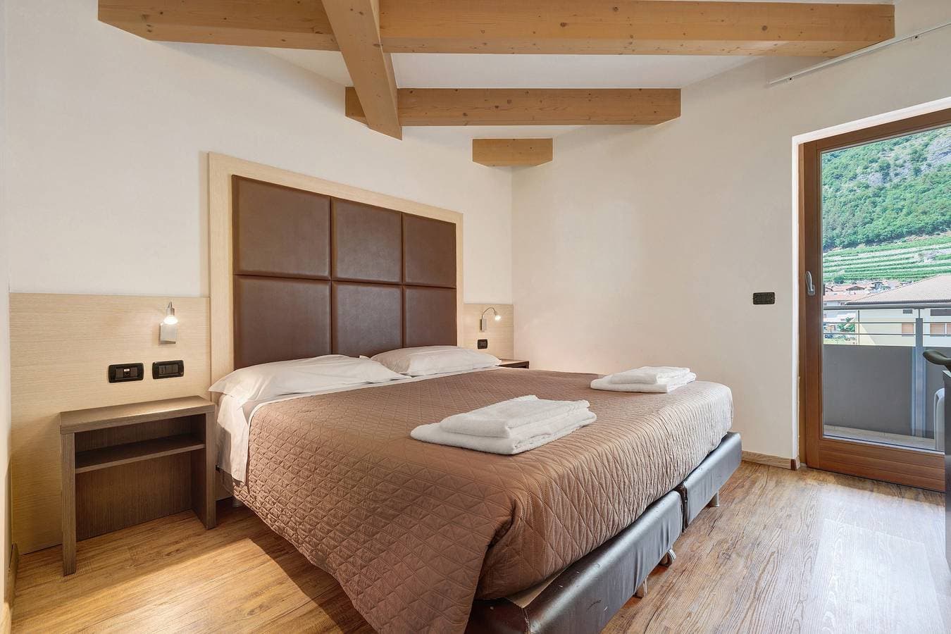 Foto 2 von 20: Doppelzimmer 102 mit Bergblick, WLAN und Klimaanlage