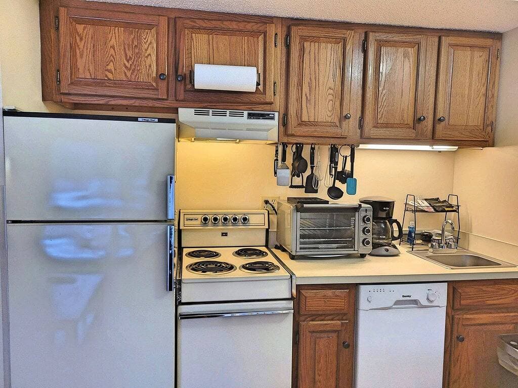 Foto 6 von 16: Kitchen, AC, deck, mountain view, pool, ski shuttle. Lc213 by Lrs