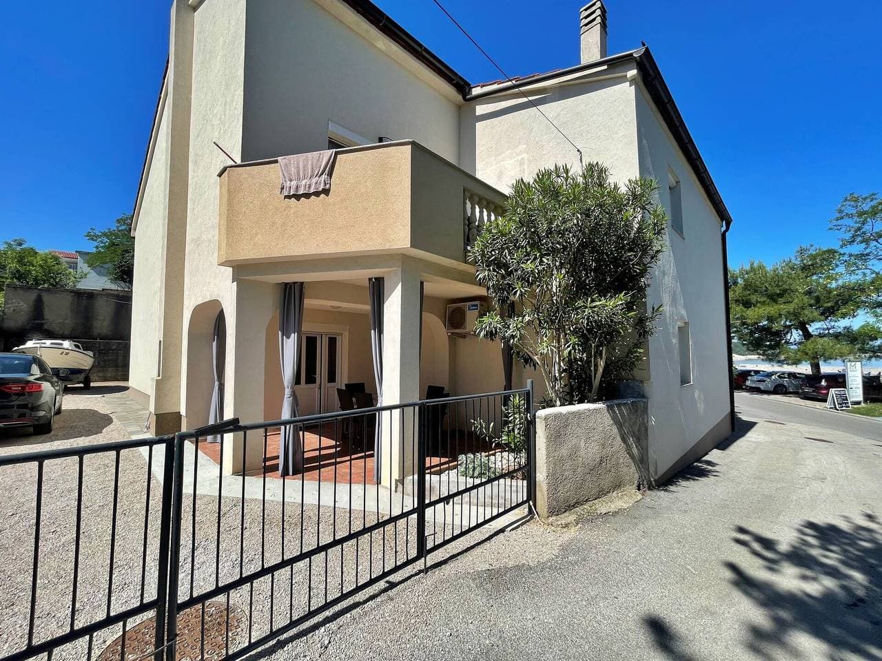Apartment Butkovic - direkt am Meer, 20 m vom Meer, Haustiere wilkommen, Terrasse, Grill, Waschmasch... 1