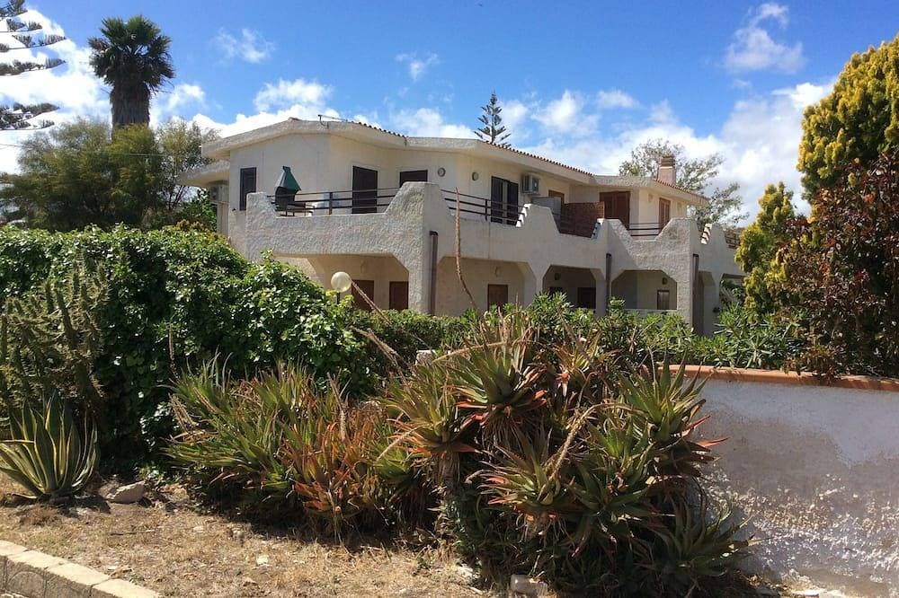 Schöne Wohnung in einer Villa, Privatstrand mit Sonnenschirmen und Liegen 1