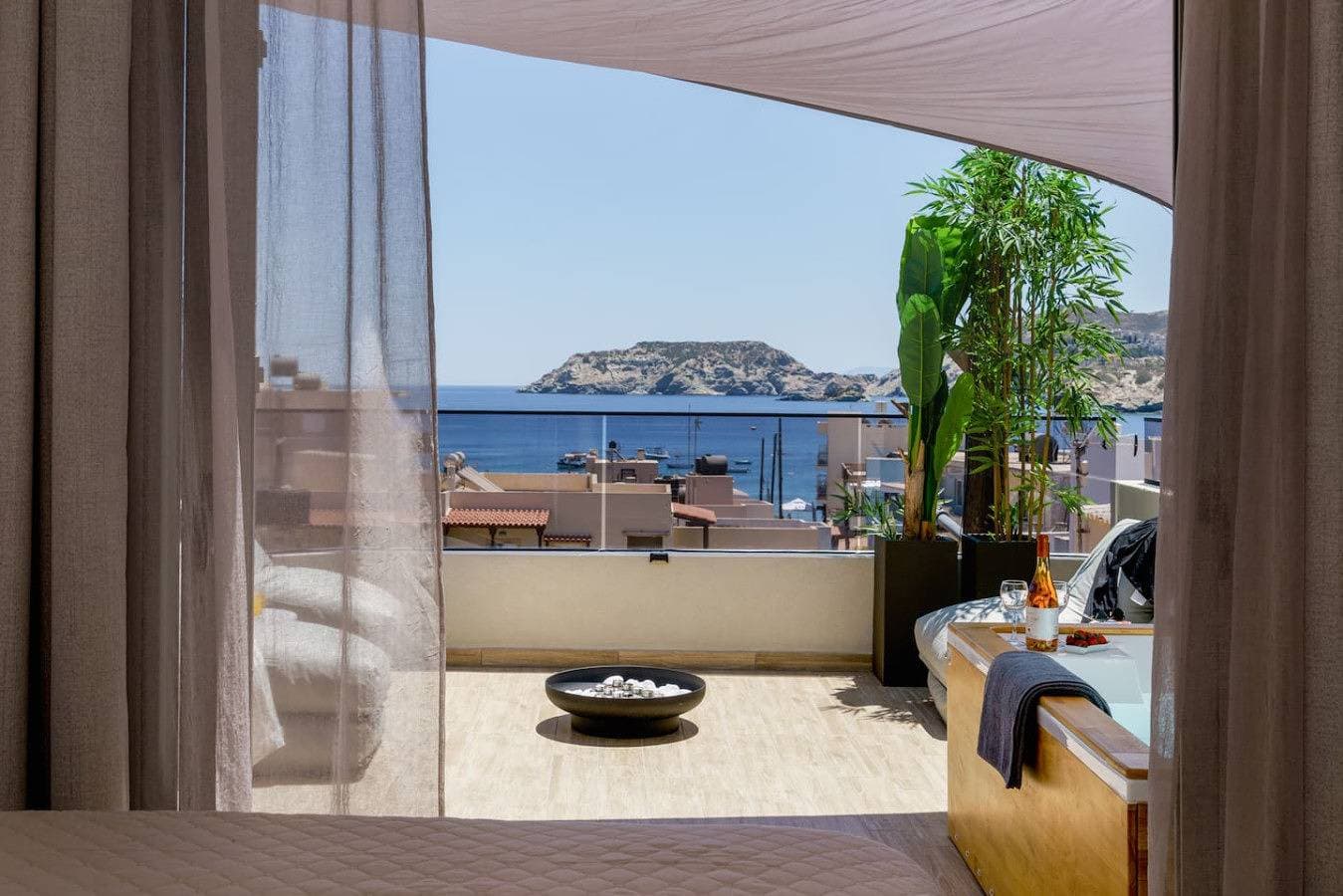 Foto 10 von 20: Stylish Suite w/Hot Tub, 40m from Beach & Taverns!