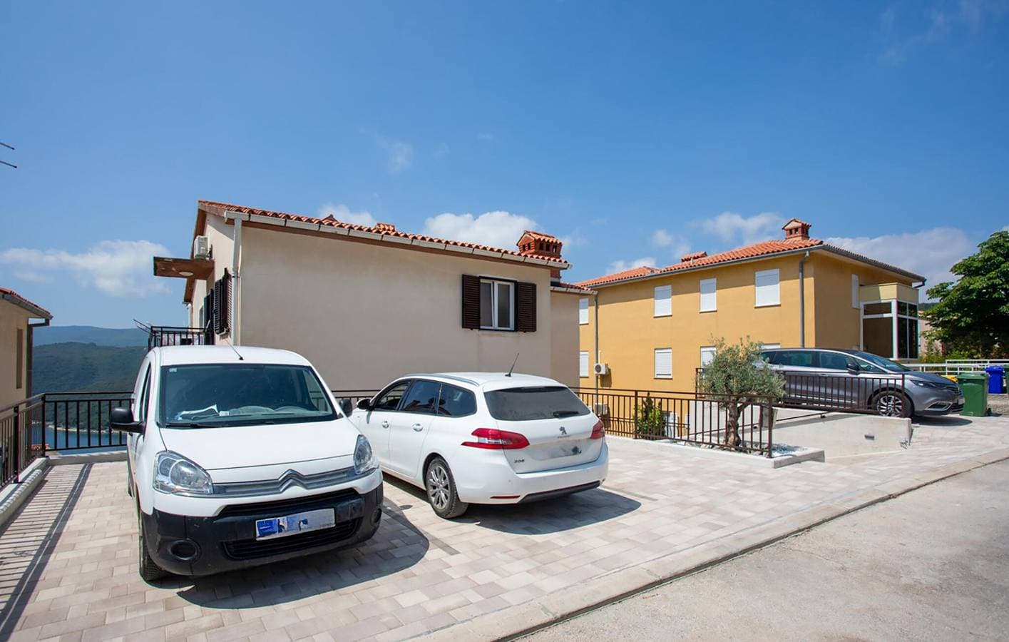 Modernes Apartment mit 2 Schlafzimmern, Terrasse, WLAN und Strand in 400 m Entfernung 1