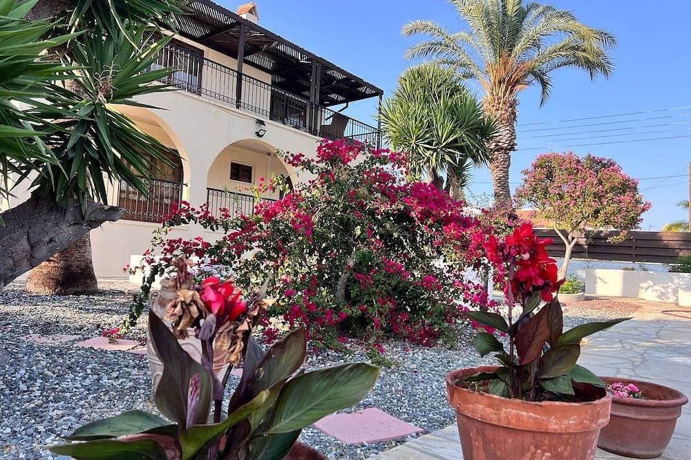 Foto 11 von 25: Charmante Erimi Villa mit privatem Pool und Gartenblick