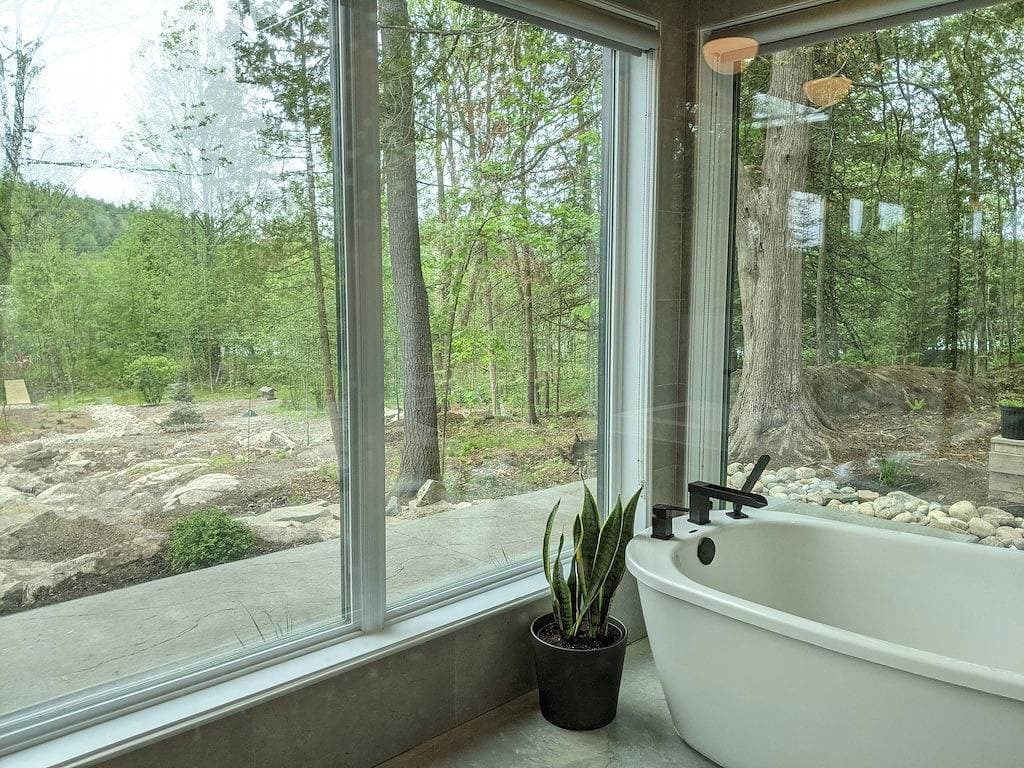 Foto 10 von 32: Le Riverain. Riverfront Modern Cottage.