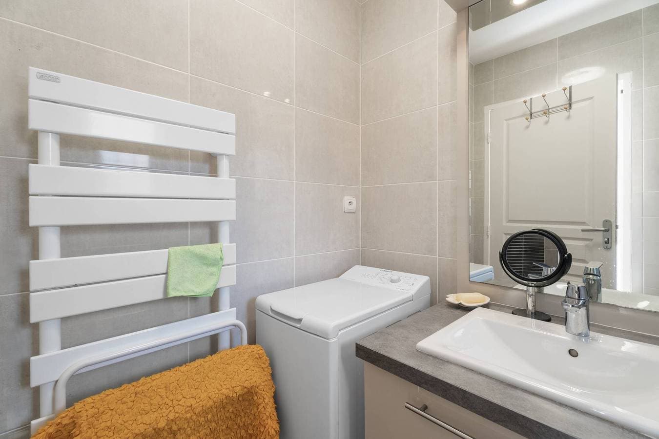Foto 10 von 20: Apartment 'Grand T2 nahe Strand' mit Seeblick, Gemeinschaftspool und Klimaanlage