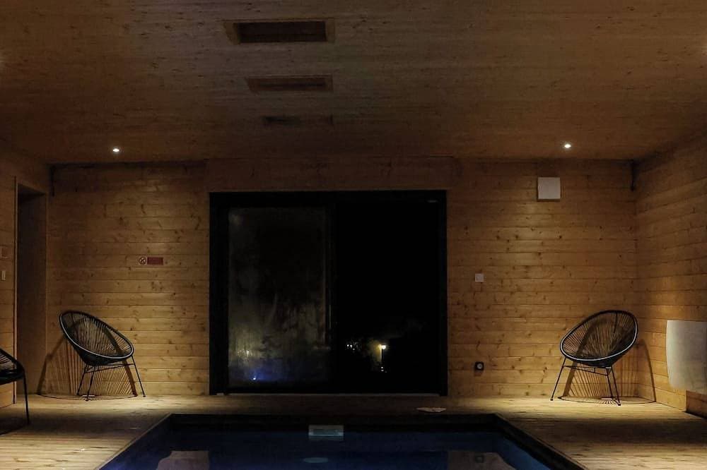 Foto 9 von 9: Chalet Le Paradis Perdu: Piscine intérieure, Jeux et activités