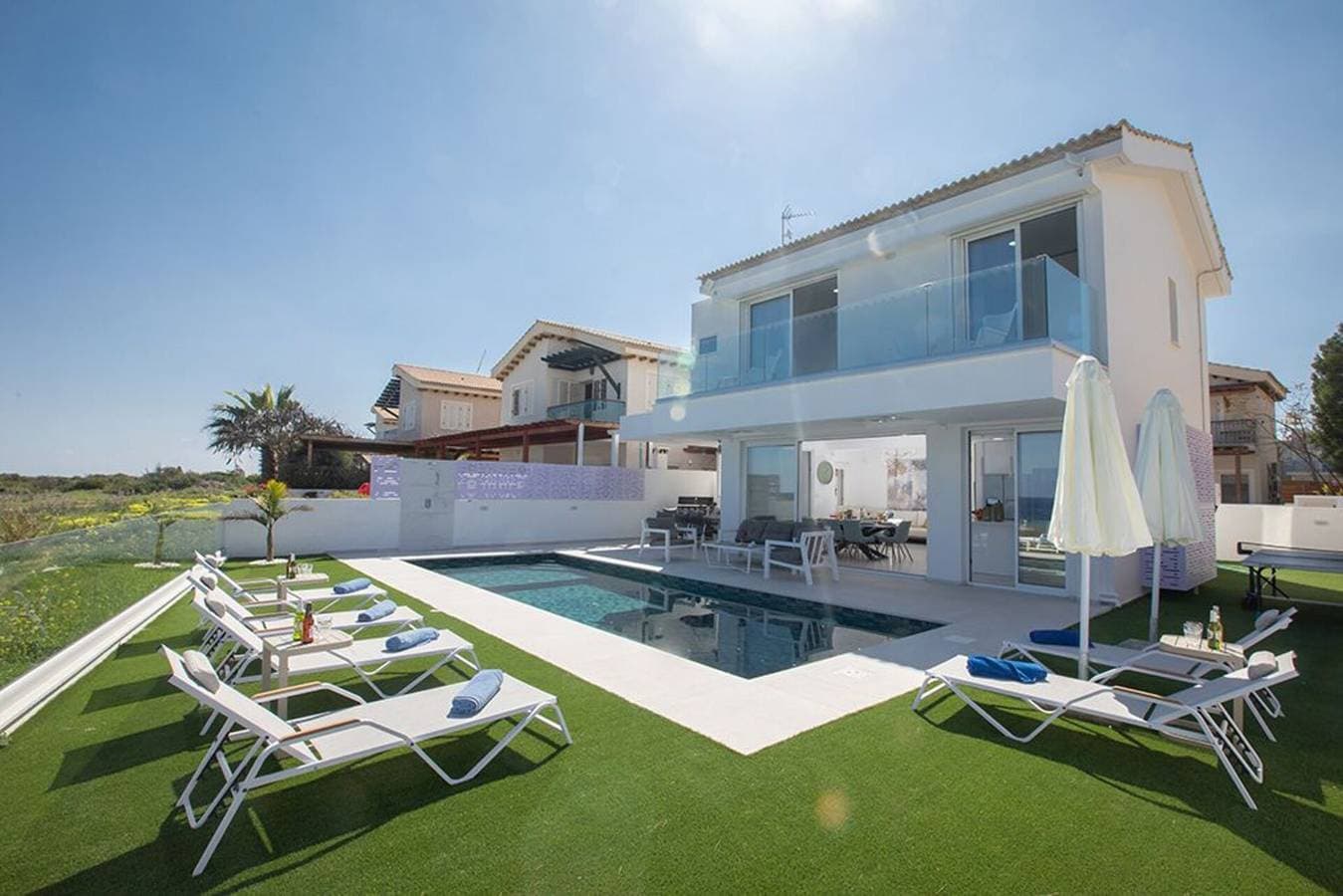 Foto 4 von 30: Luxury 5 Star Seafront Cottage – Cape Greco 1046
