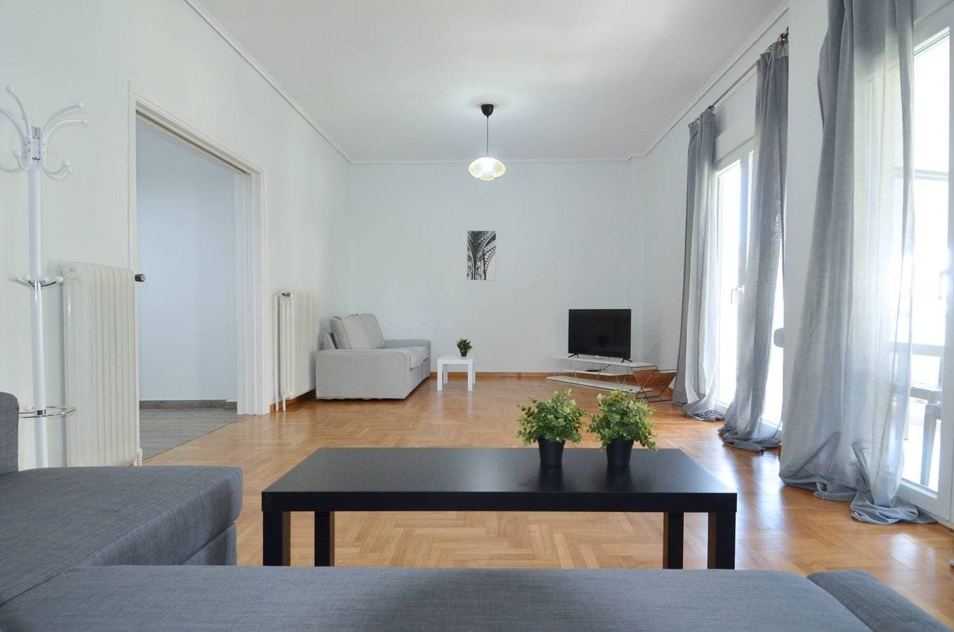 Foto 6 von 10: A spacious minimal apatment at Chalandri