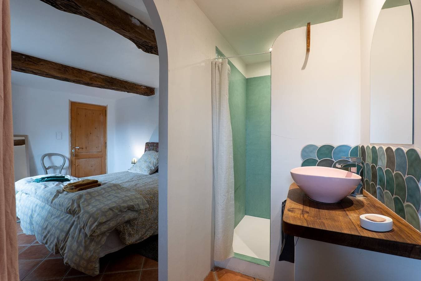 Foto 7 von 20: Gästezimmer „Chambre Au Calme“ mit Bergblick, gemeinsamer Terrasse und WLAN