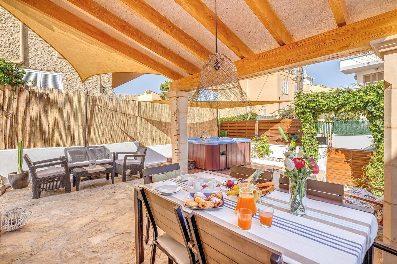 Foto 2 von 25: Ferienhaus 'Casa Mediterránea' mit Terrasse, Whirlpool und Klimaanlage