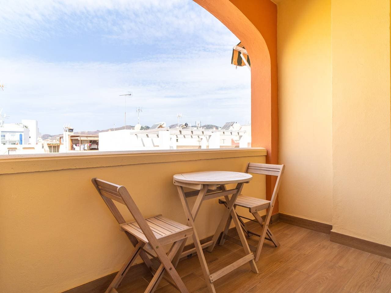 Renovierte Wohnung 100m vom Strand, 2 Schlafzimmer, Klimaanlage, voll ausgestattete Küche 1