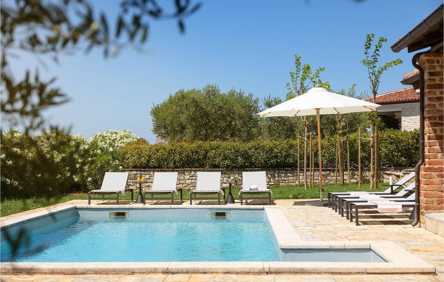Foto 7 von 19: Gemütliche 2-Zimmer-Wohnung mit Pool und Terrasse, 2 km vom Stadtzentrum entfernt