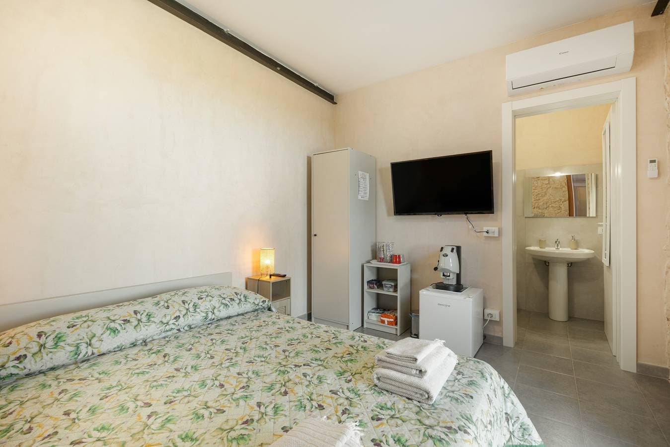Foto 6 von 28: Zimmer 'Vigna Di Pettineo - N6' mit Gemeinschaftspool, privater Terrasse und Klimaanlage