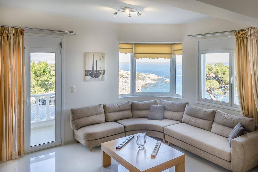Foto 10 von 23: A seafront villa with swimming pool