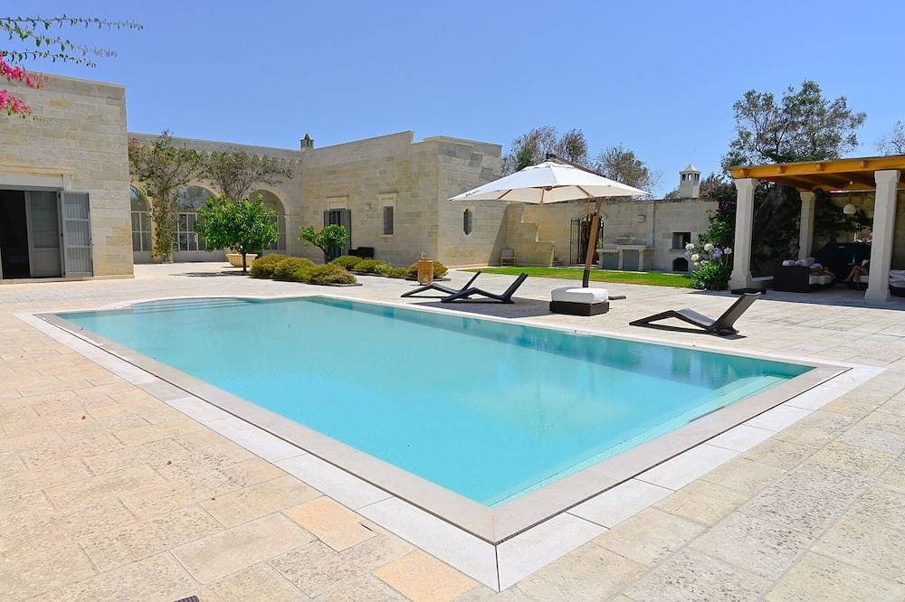 5 Schlafzimmer Masseria mit beheiztem Infinity-Pool und weitläufigem Olivenhain 1