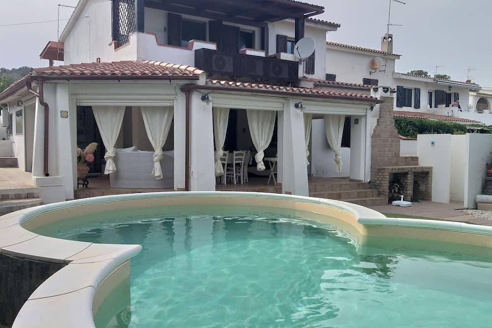 Villa with housekeeper 200 m from the sea in Porto Columbu (1 km from Pula 1