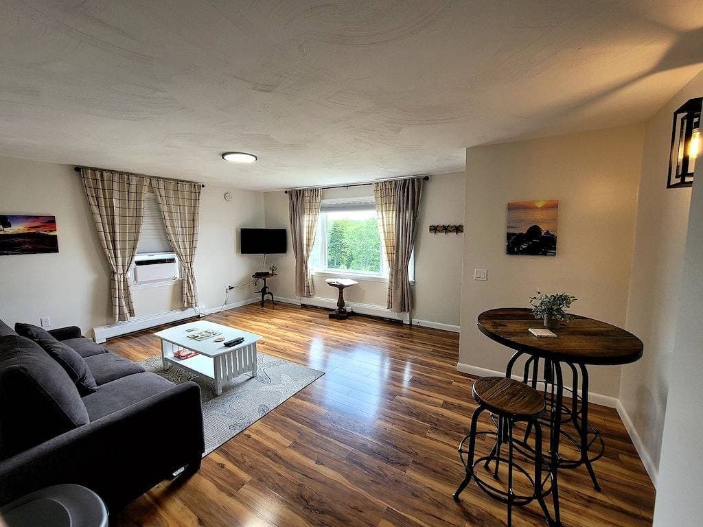 Foto 13 von 17: Perfectly Centered in the Birch Harbor Village!