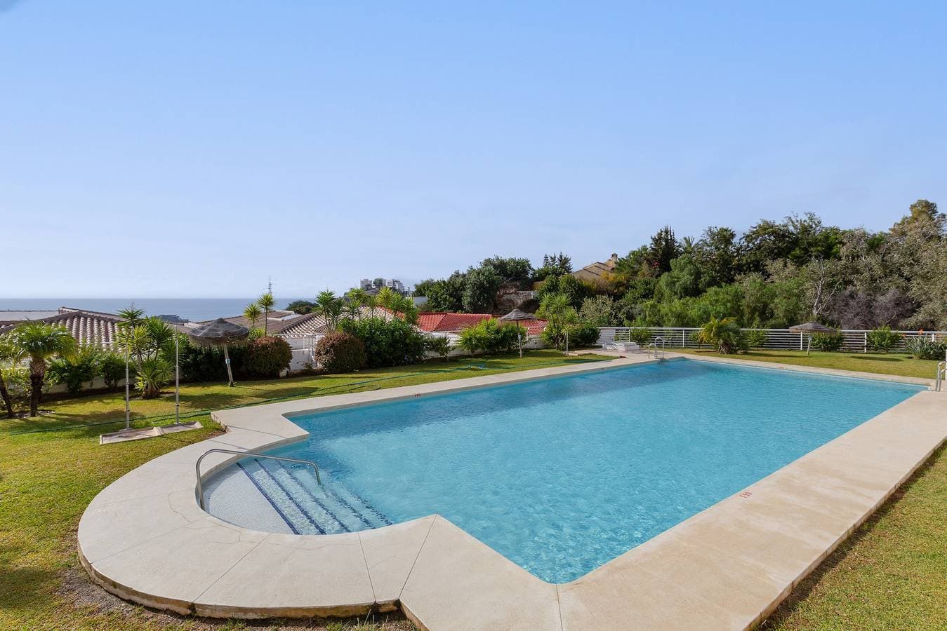 Foto 2 von 25: Schöne Ferienwohnung mit Sonnenterrasse, Pool und Meerblick