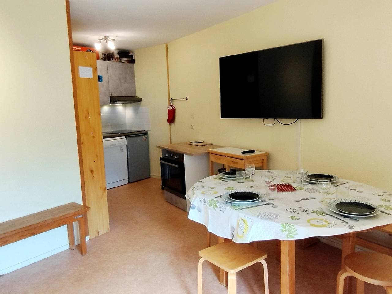 Foto 6 von 17: 2 Zimmer, direkt an der Piste, nahe Geschäfte mit Balkon. Platz für 6 Pers, keine Haustiere