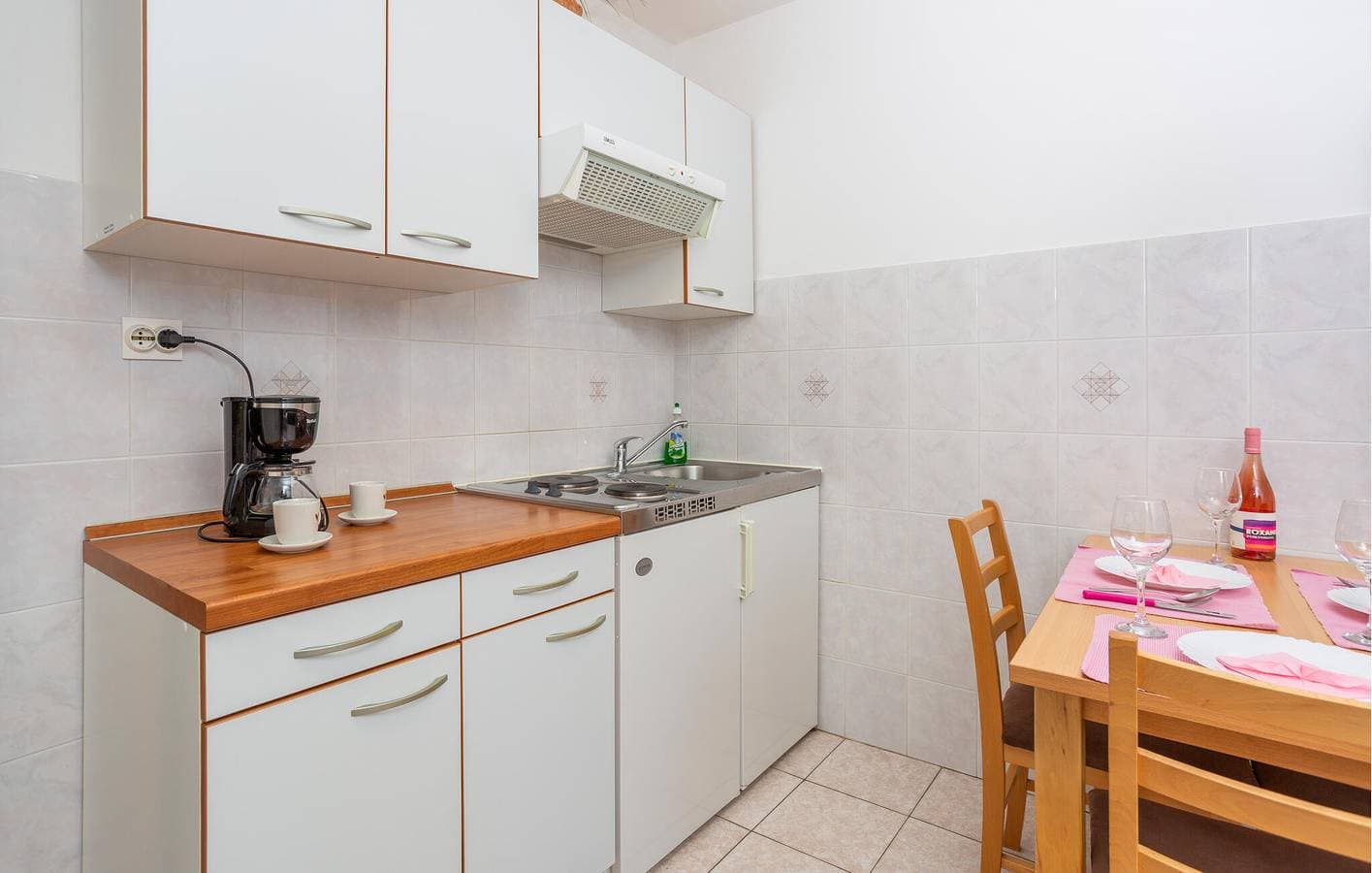 Foto 12 von 24: Gemütliche 1-Zimmer-Wohnung mit Terrasse, WLAN und Parkplatz, 2 km vom Strand Vela Plaža entfernt