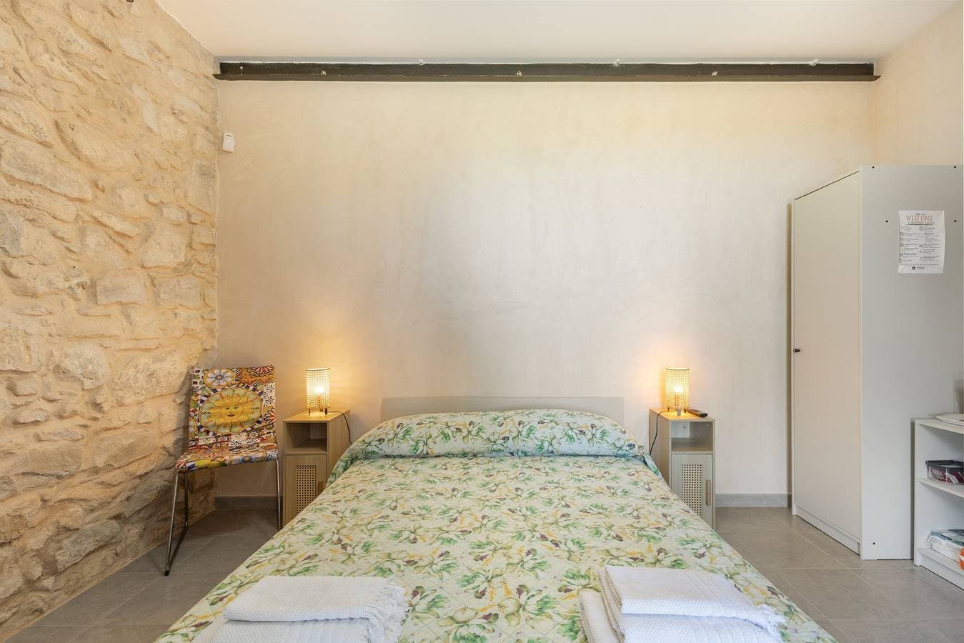 Foto 9 von 28: Zimmer 'Vigna Di Pettineo - N6' mit Gemeinschaftspool, privater Terrasse und Klimaanlage