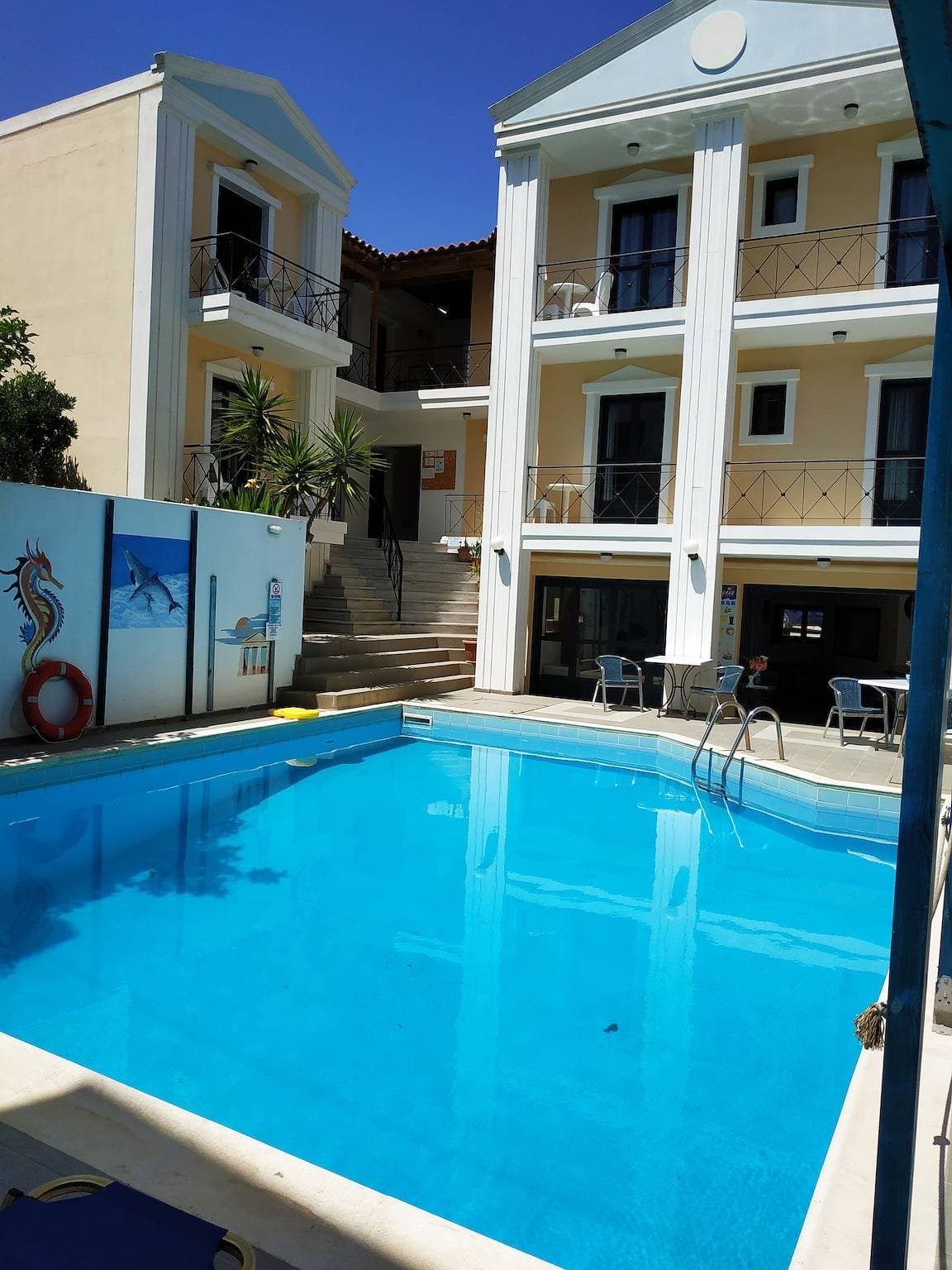 Foto 6 von 14: Renia Studios Standard Studio mit Blick auf den Pool 8