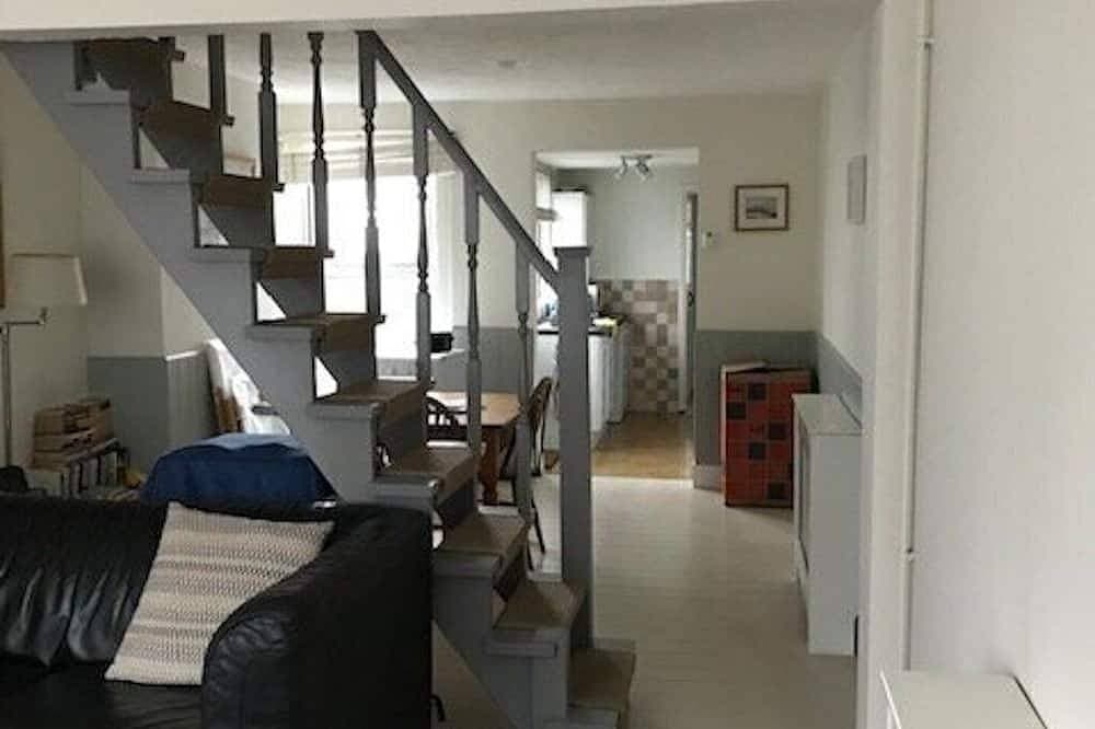 Foto 13 von 25: Two minutes from beach. Cosy pet-friendly cottage in cool location with garden.