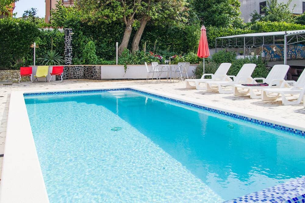 Foto 9 von 24: App for 2 with heated pool, nice garden and bbq