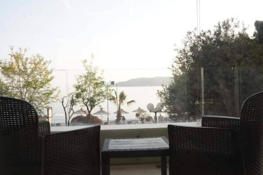 Modern, Bright Beachfront Flat in Rafailovici 1