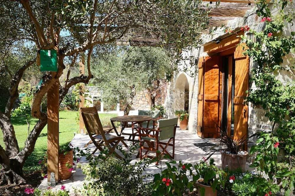 Traditional Cretan stone cottage on the semi-rural outskirts of Kefalas, Vamos 1