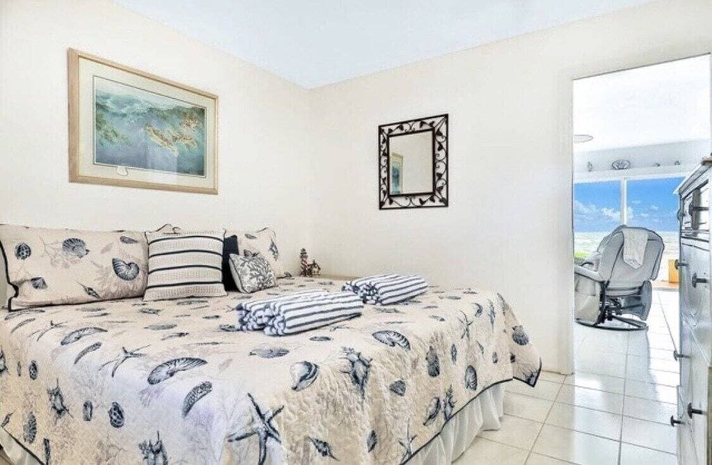 Foto 11 von 45: Direct Oceanfront 1/1 king first floor, oceanfront Patio, pool beach steps away.