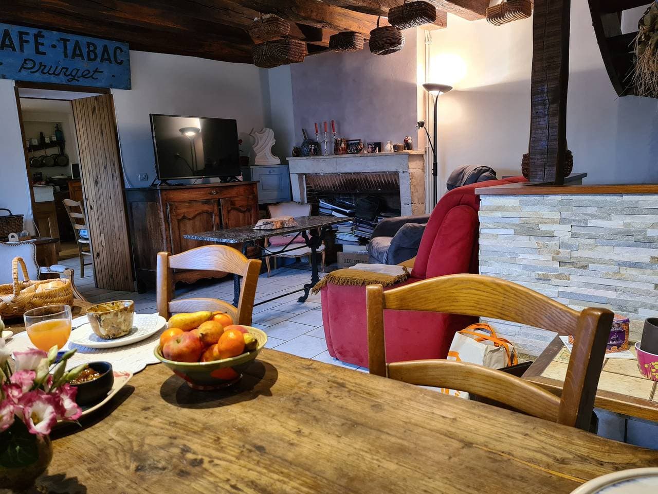 Foto 13 von 21: Gemütliches Zimmer mit Sitzecke und Frühstück