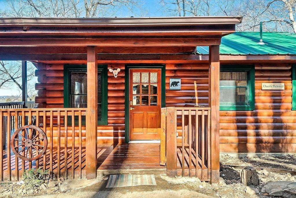 Private Romantic Cabin with Hot Tub, King Bed and Fireplace 1