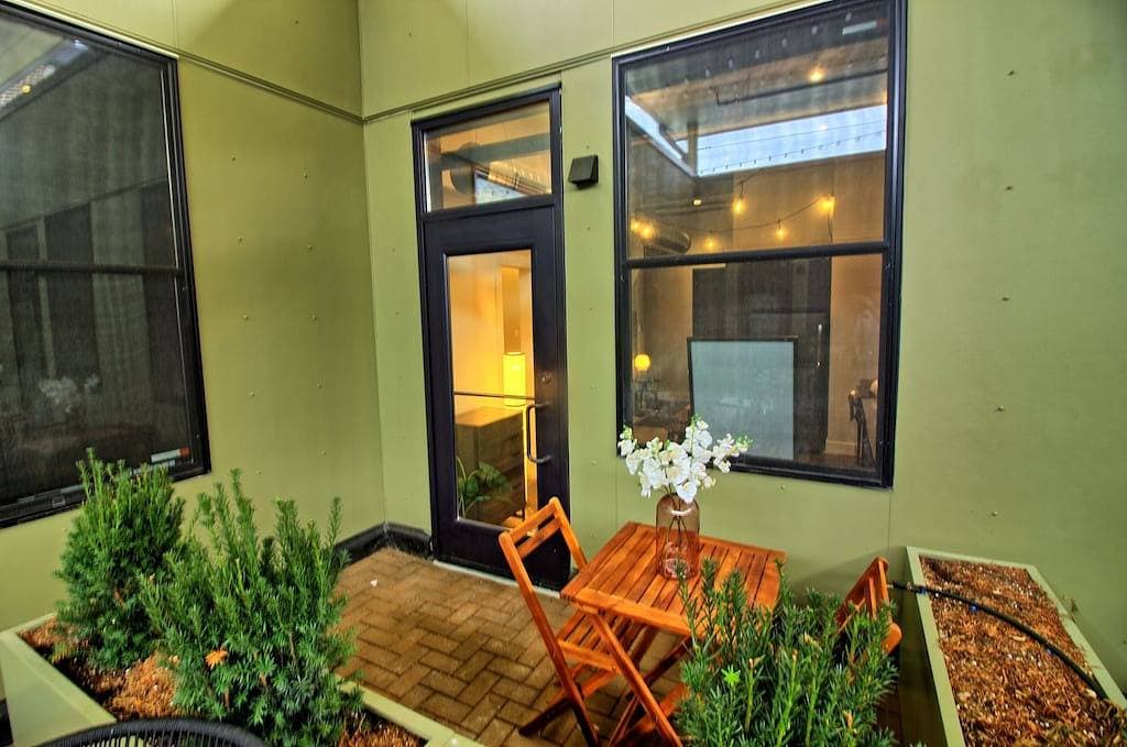 Foto 2 von 23: Chic Ultramodern Minimalist Studio Loft + Patio