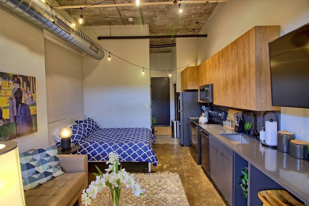 Foto 6 von 17: Chic Ultramodern Minimalist Studio Loft + Patio