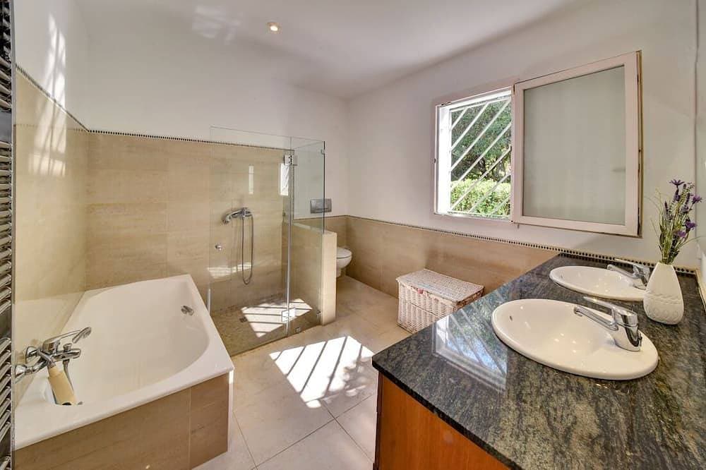 Foto 8 von 30: Villa mit direktem Strandzugang zu einer sandigen Bucht in Cala D'or Zentrum