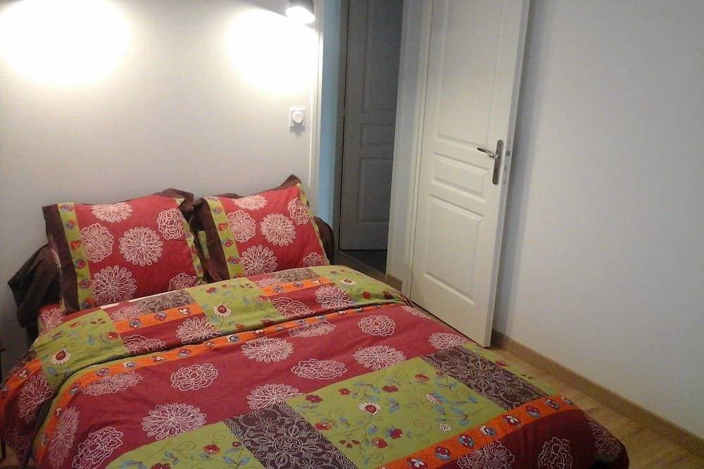 Foto 3 von 25: Ferienhaus mit Terrasse und Parkplatz.