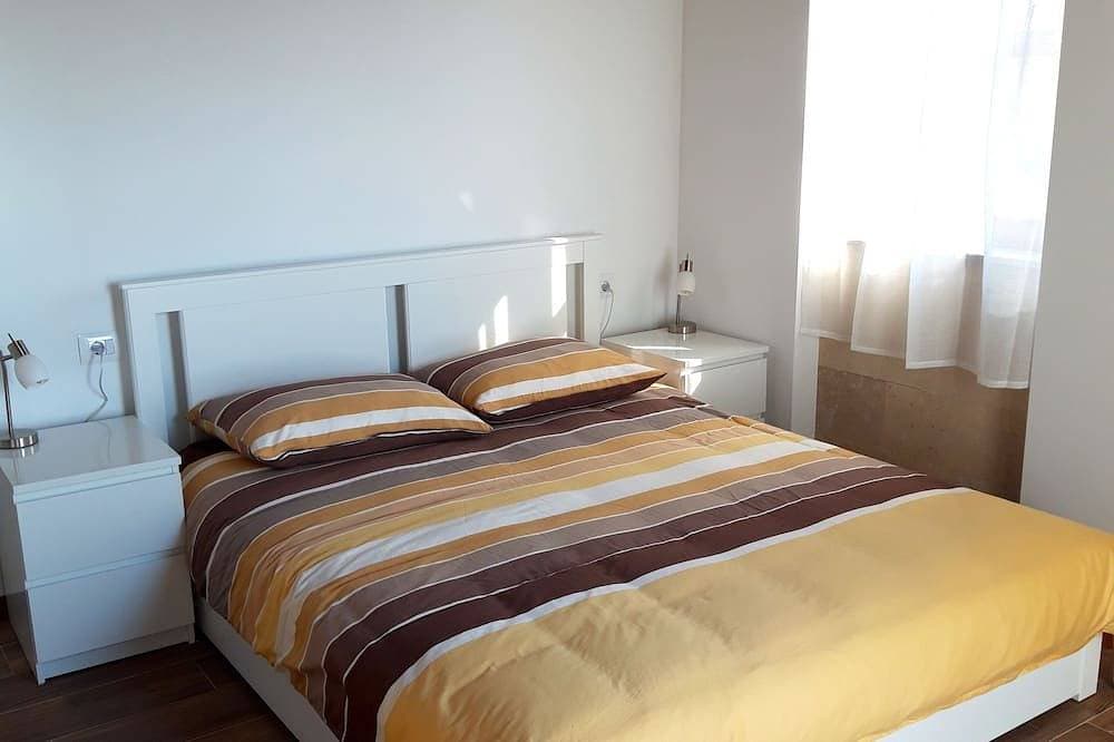 Foto 3 von 30: Modern Stone Villa with Saline Pool in peaceful natural setting!