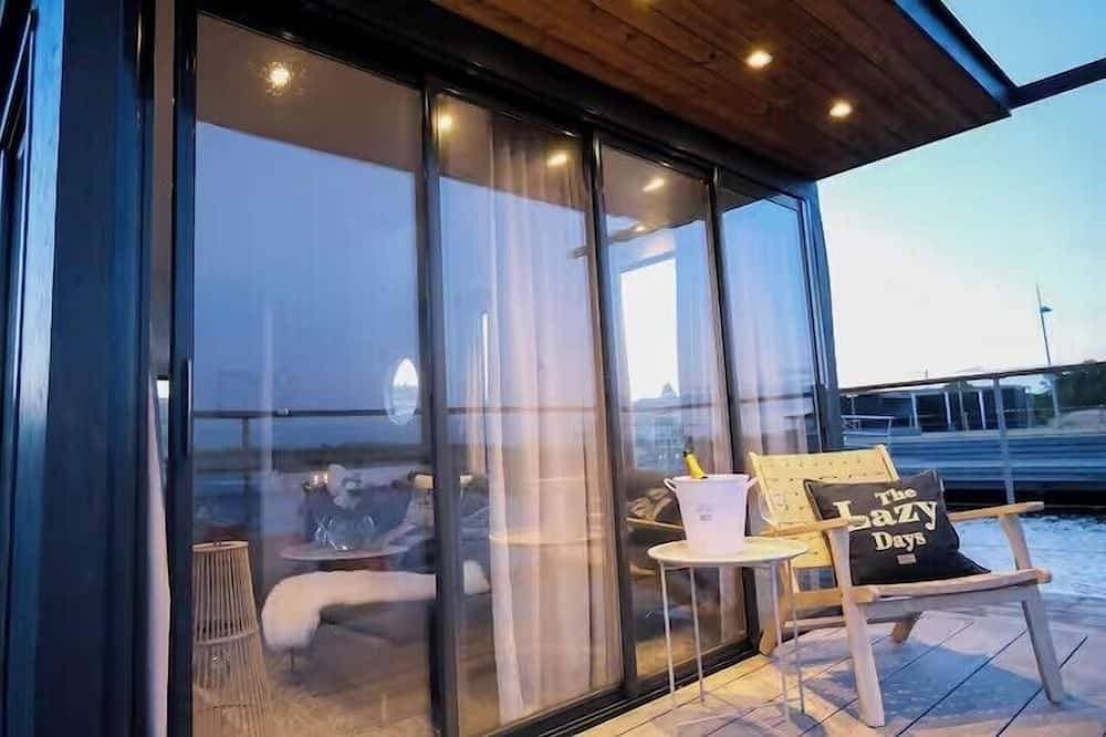 Foto 10 von 10: Solvesborg Houseboat with Harbour Views - Sleeps 4